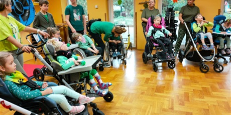 Powiększ grafikę: Dzieci siedzące na wózkach inwalidzkich czekają na wspólną zabawę