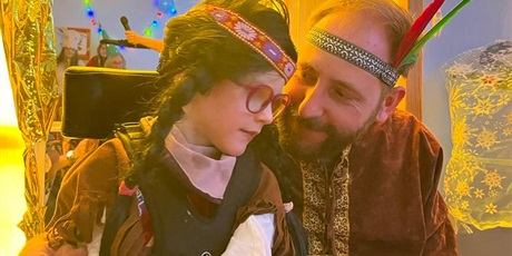 Powiększ grafikę: Dziewczynka w okularach w stroju Pocahontas, obok tata przebrany za indianina