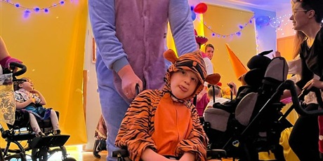 Powiększ grafikę: Chłopiec w stroju tygryska obok tata w stroju Kłapouchego