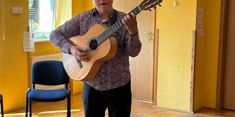 Powiększ grafikę: Pan trzymający gitarę, gra na niej