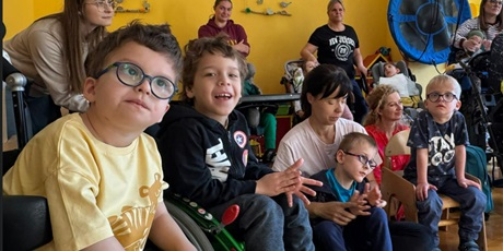 Powiększ grafikę: Zdjęcie przedstawie uśmiechnięte dzieci i dorosłych podczas koncertu