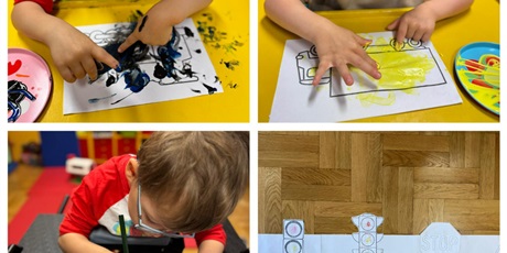 Powiększ grafikę: Kolaż czterech zdjęć. Chłopcy stoją na dworze w pionizatorach. Na pierwszym zdjęciu chłopiec bawi się wodą i muszelkami na kolejnych piaskoliną.