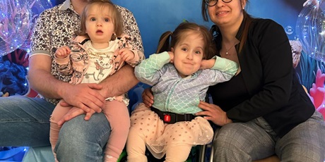 Powiększ grafikę: Ujęcie rodzinki  z sesji fotograficznej. rodzina na tle morskiej scenografii