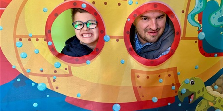 Powiększ grafikę: ujęcie taty i synka w statku podwodnym
