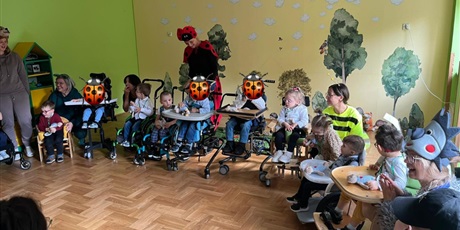 Powiększ grafikę: W półkolu siedzą dzieci , które zostały pasowane na przedszkolaka