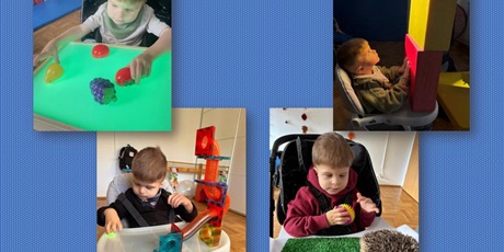 Powiększ grafikę: Chłopiec podczas zabaw krojenie warzyw, zabawy klockami, zabawy kulką i sensorycznymi materiałami 