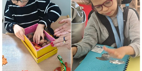 Powiększ grafikę: Chłopiec wyjmuje z pudełka jesienne liście. Dziewczynka ogląda książkę  ilustrującą jesienną pogodę
