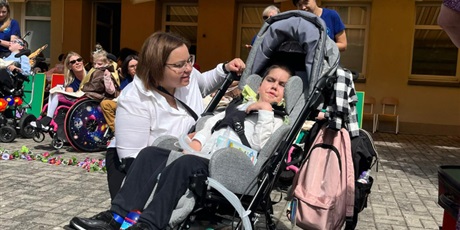 Powiększ grafikę: chłopiec na wózku z towarzyszącą mamą